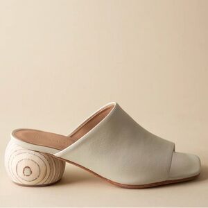 Elegant Cream Mule Sandals by Huma Blanco